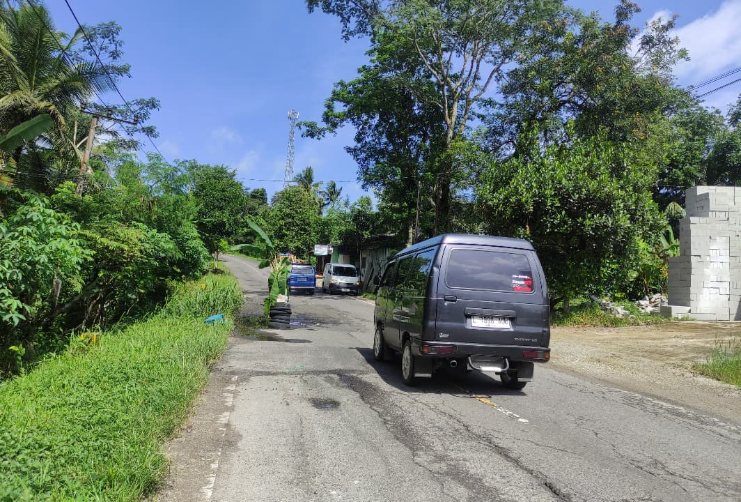 Jalan Nasional Pacitan–Trenggalek Rusak Jelang Mudik Lebaran 2026, Warga Pasang Tanda Darurat