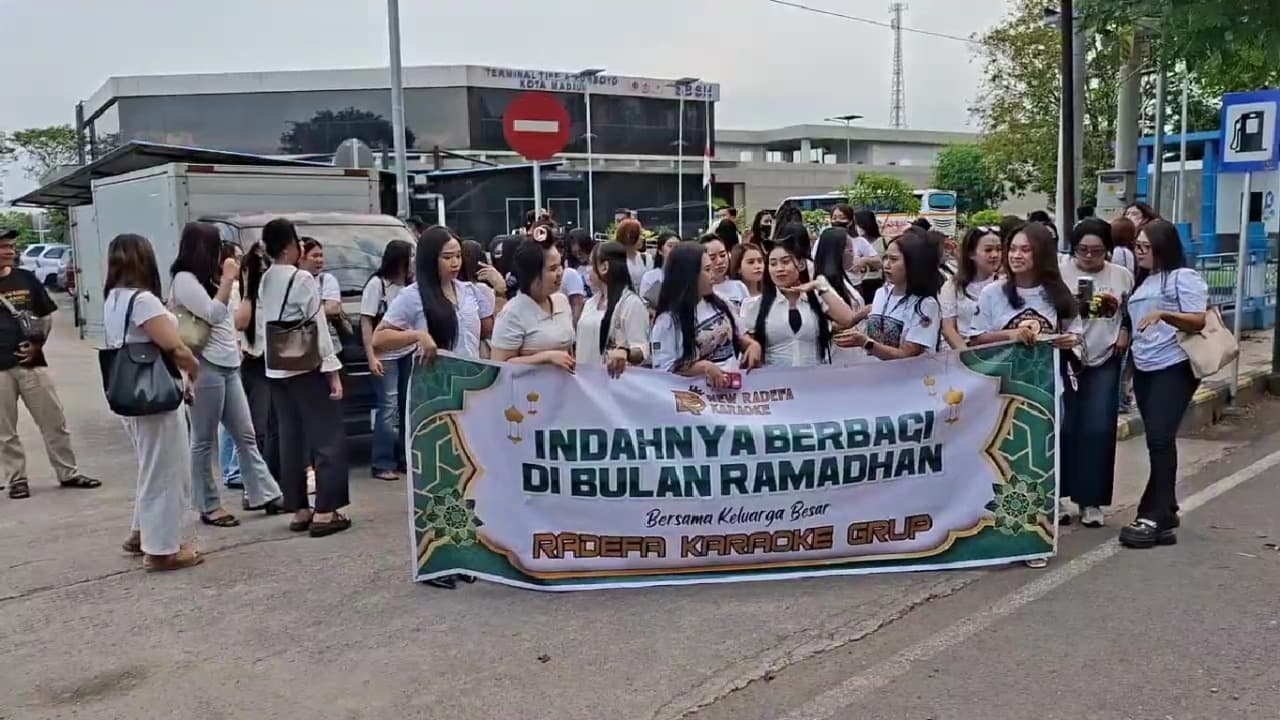 Pekerja Hiburan Malam di Madiun Raya Bagikan 1.500 Paket Takjil