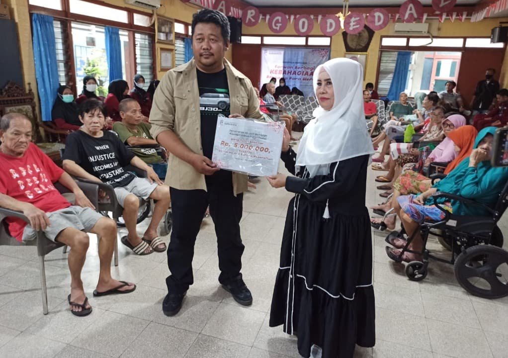 Forwan Salurkan Bantuan ke Hargodadali, Dorong Perhatian terhadap Lansia Surabaya