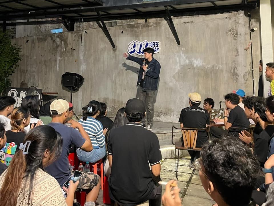 Stand Up Indo Surabaya: Ruang "Wani Lucu" yang Jadi Batu Loncatan Komika Lokal Menuju Panggung Nasional