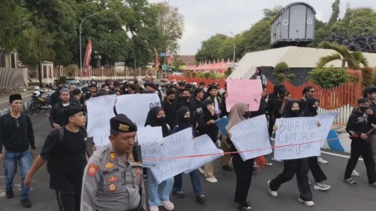 Jalan Rusak Meluas, Mahasiswa Demo di Pemkab