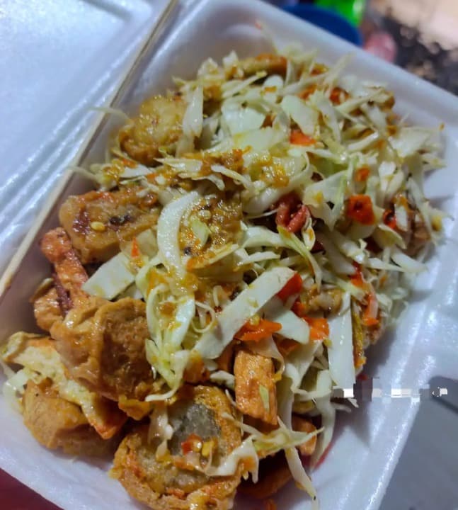 Hujan Mengguyur Surabaya? Tahu Kocek Pedas, Teman Hangat yang Bikin Nagih!