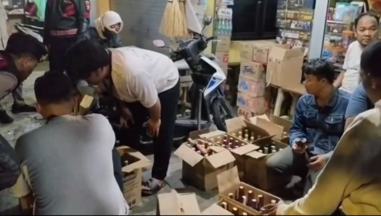 Polisi Amankan Ratusan Botol Miras Berkadar Alkohol Tinggi di Bangkalan