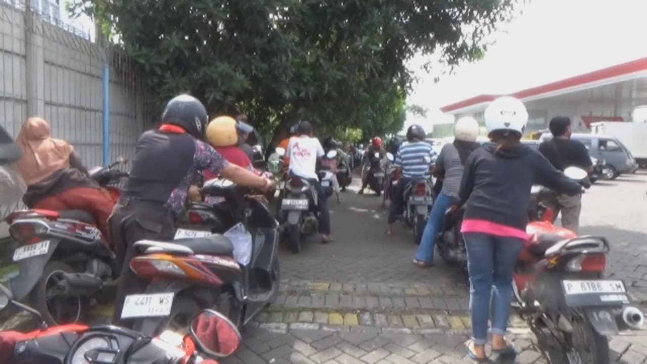 Panic Buying BBM Terjadi Di Sejumlah SPBU Jember