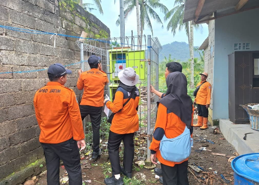 Antisipasi Cuaca Ekstrem, Tim BPBD Jatim Cek Kondisi EWS Se-Jatim