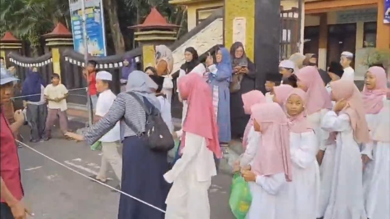 Peringati Nuzulul Quran, SDN Kemayoran 1 Bangkalan Bagikan Ratusan Paket Takjil
