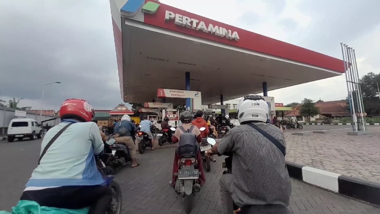 Isu Kelangkaan BBM Picu Antrean di Lumajang, Bupati Indah Amperawati: Stok Aman, Jangan Panic Buying!