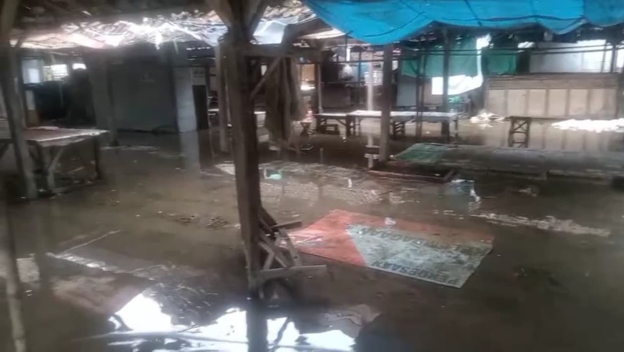 Pasar Desa Sungelebak Lumpuh, Puluhan Kios Terendam Banjir Luapan Bengawan Jero