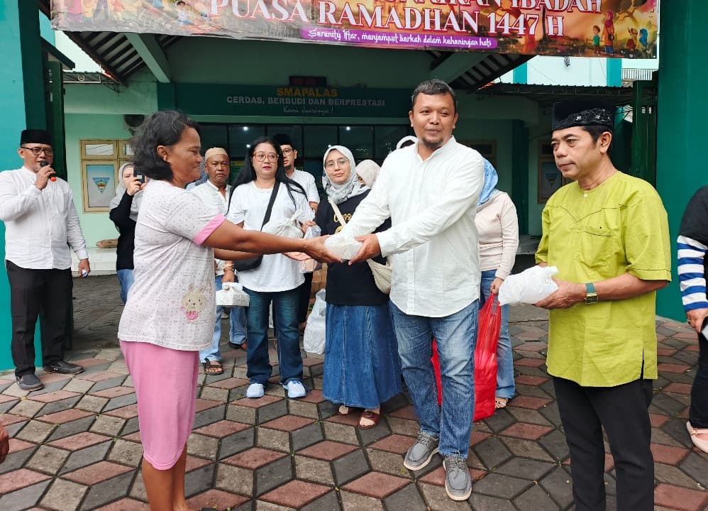 Semarak Ramadhan IKA SMAPALAS 2026: Alumni SMAN 14 Surabaya Bagikan 500 Takjil untuk Masyarakat