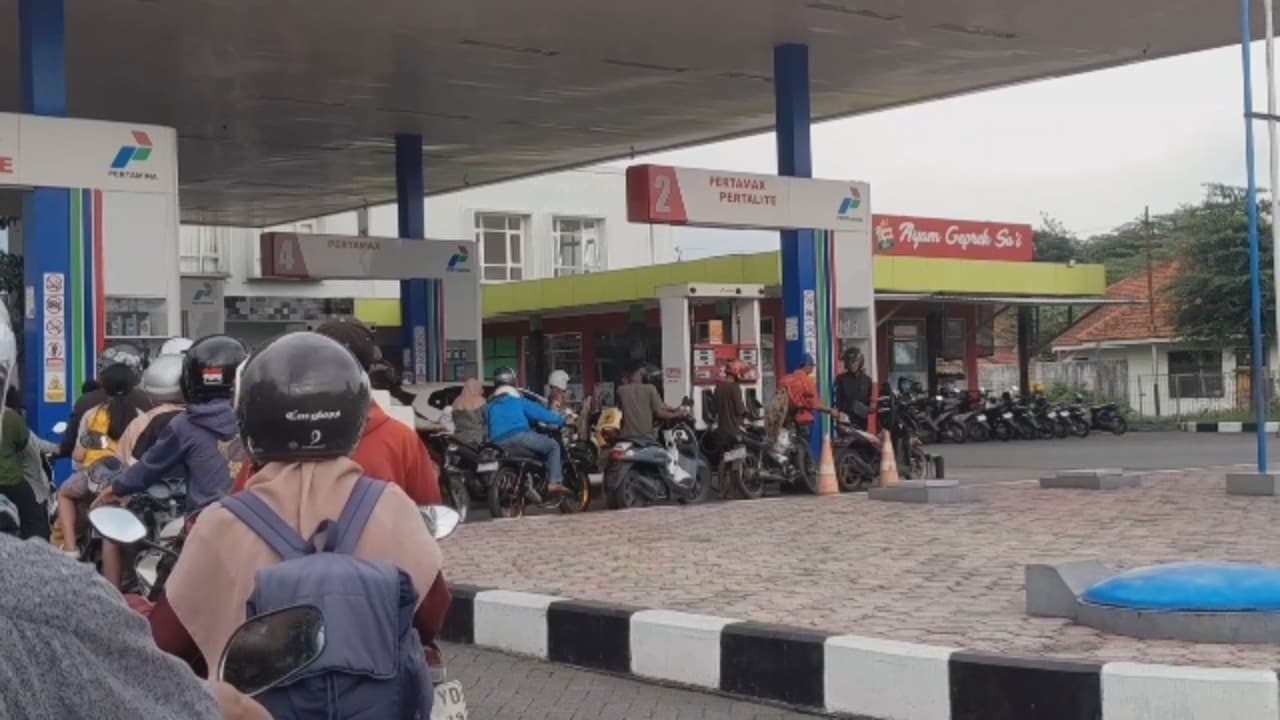 Warga Mulai Panik, Antrean SPBU Mengular