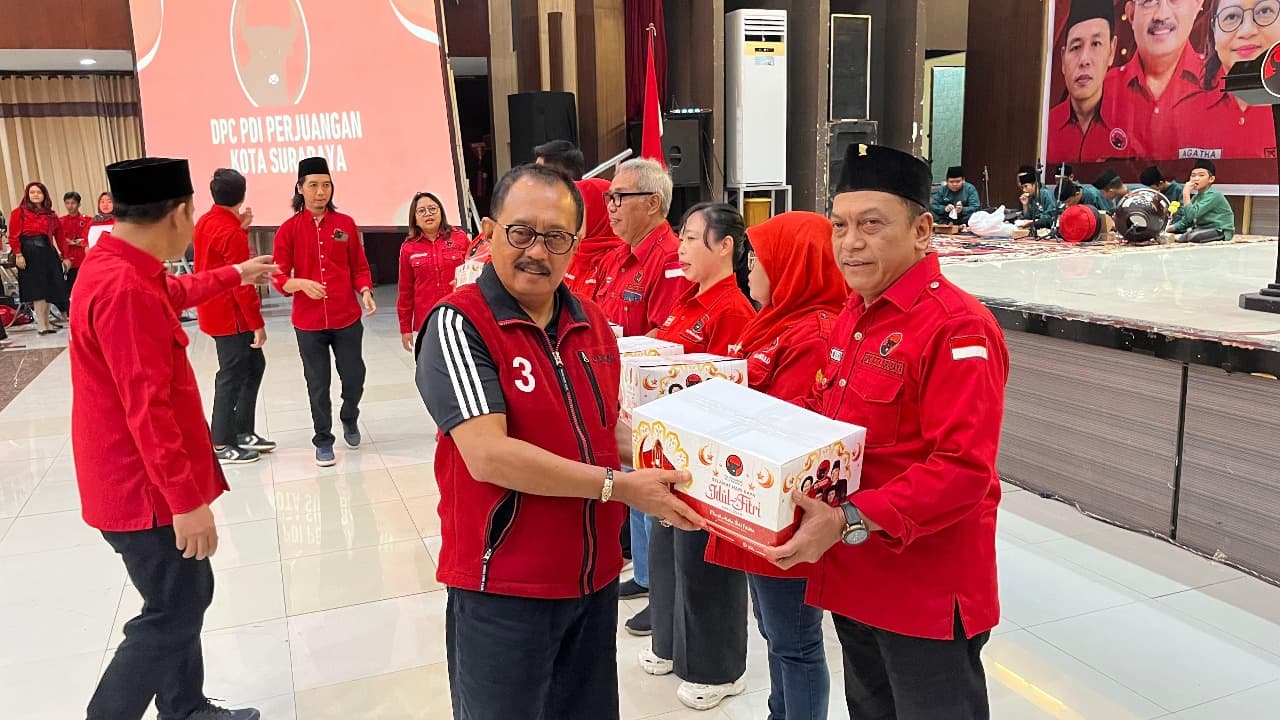 DPC PDIP Surabaya Bagikan 9 Ribu Paket Lebaran untuk Anak Yatim dan Janda