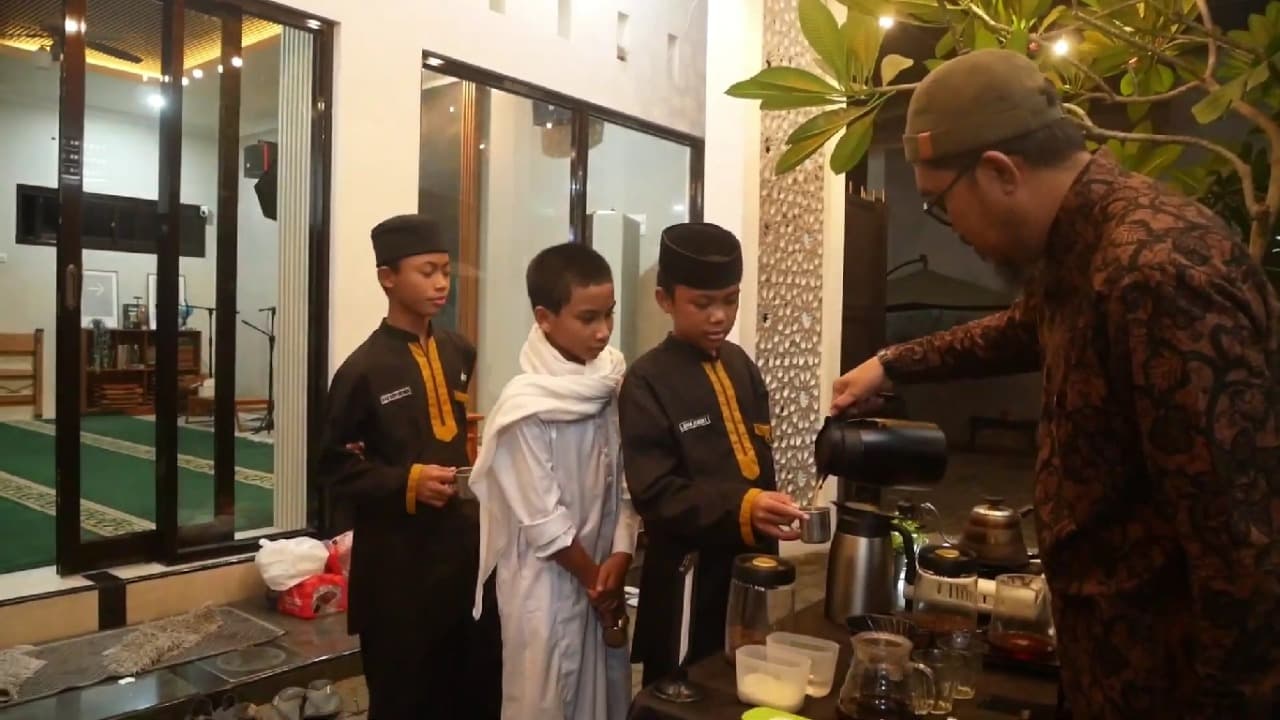 Hangatkan Ramadan, Mushola Al Makna Lumajang Suguhkan Kopi Ala Kafe untuk Jemaah