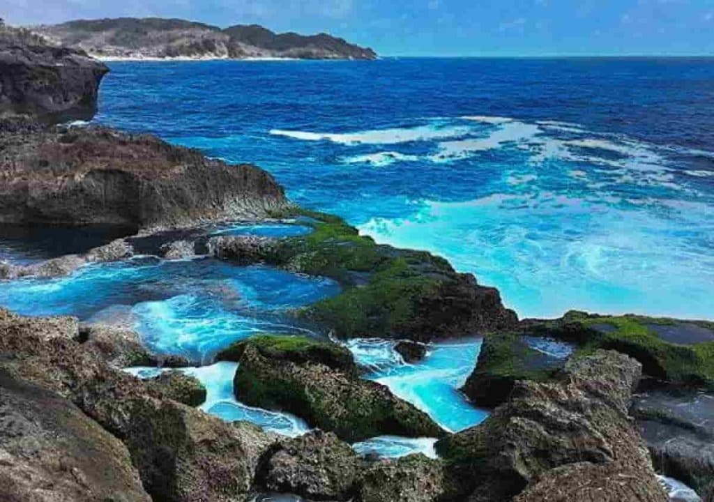 Pesona Pantai Kedung Tumpang Tulungagung: Kolam Alami 'Infinity Pool' di Tengah Ganasnya Karang