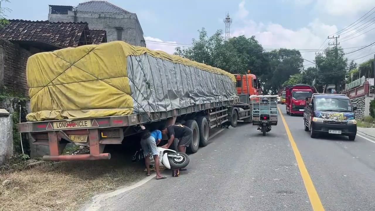 Tak Kuat di Tanjakan, Truk Trailer Mundur dan Lindas Pemotor di Ngawi
