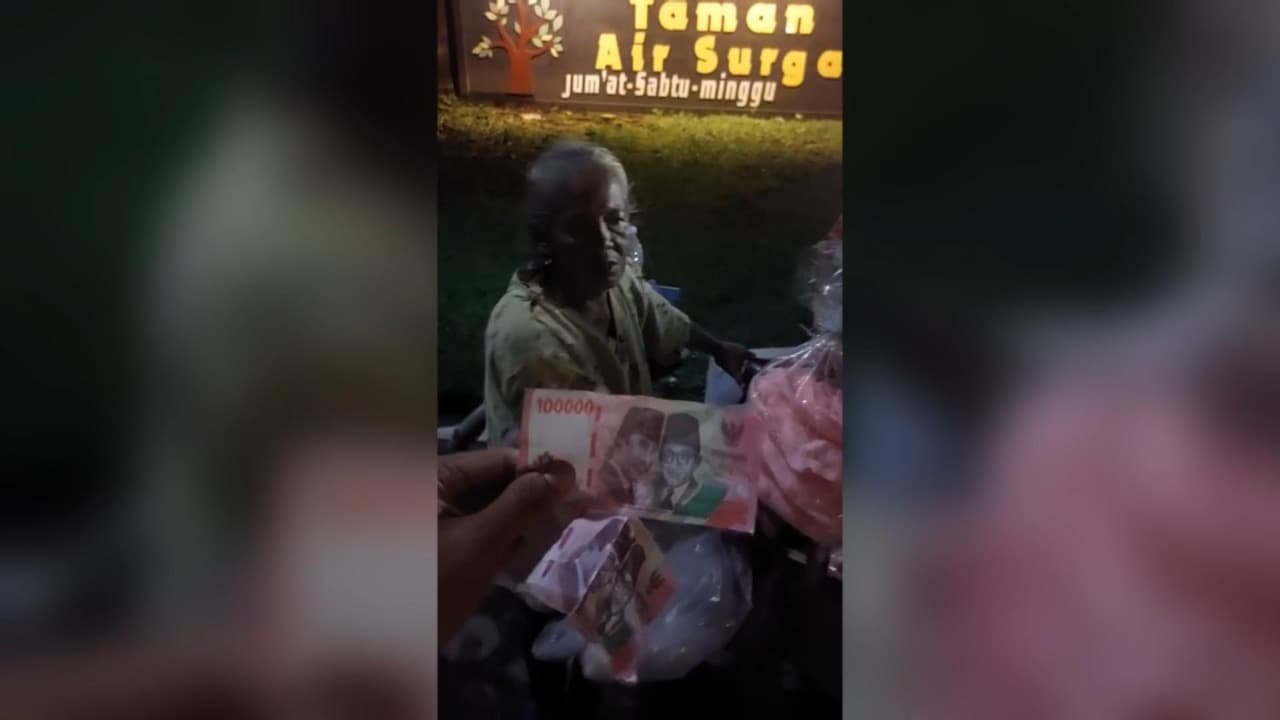 Tabungan Lebaran Nenek Penjual Kerupuk Raib, Ditipu Uang Mainan di Blitar