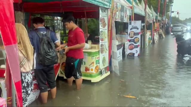 Pasar Takjil di Depan Pendopo Bangkalan Terendam Banjir, Pedagang Rugi