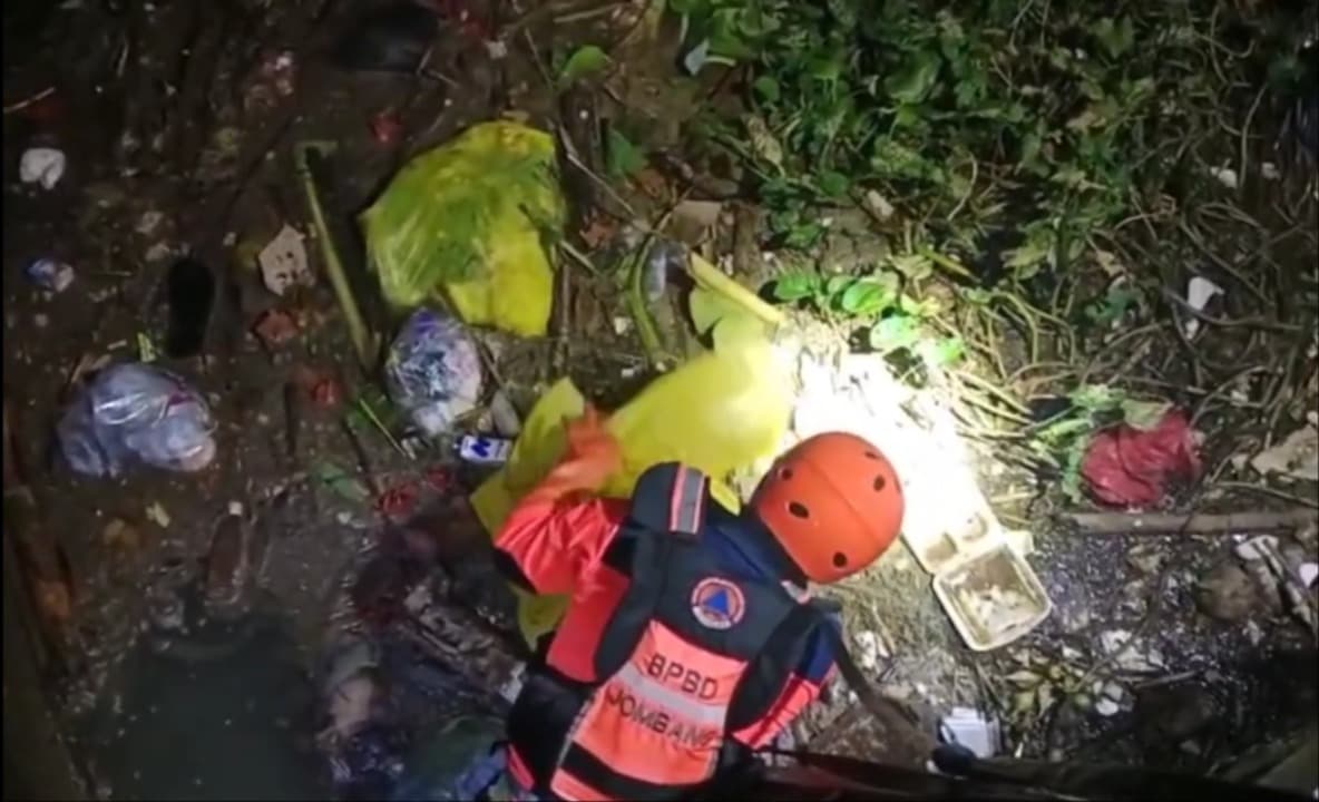 Mayat Bayi Laki-laki di Sungai Dam A. Yani Gegerkan Warga Jombang