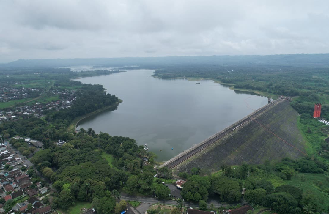 Percepat Transisi Energi Bersih, PLN Nusantara Power Perkuat Pengembangan PLTS Terapung Karangkates