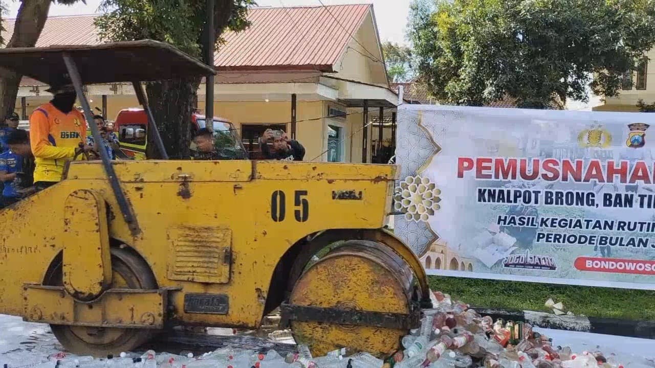 Ribuan Botol Miras Oplosan Dimusnahkan