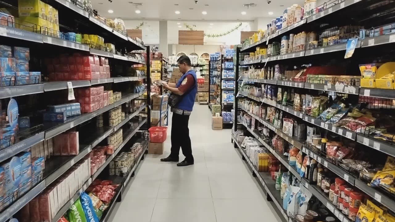 Sidak Makanan dan Minuman, Petugas Temukan Produk Kedaluwarsa