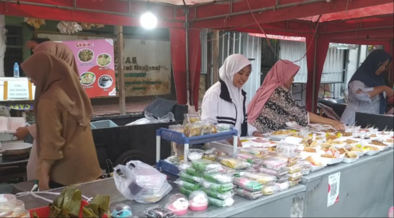 Ramadan Bawa Berkah, Mahasiswi Raup Cuan dari Jajanan Tradisional