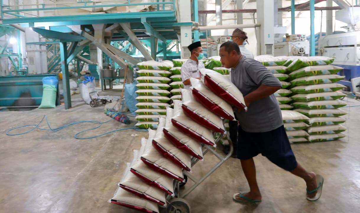 Pantau Harga dan Ketersediaan Bahan Pokok, Wabup Mujiono Sidak Pasar dan Pabrik Penggilingan Beras