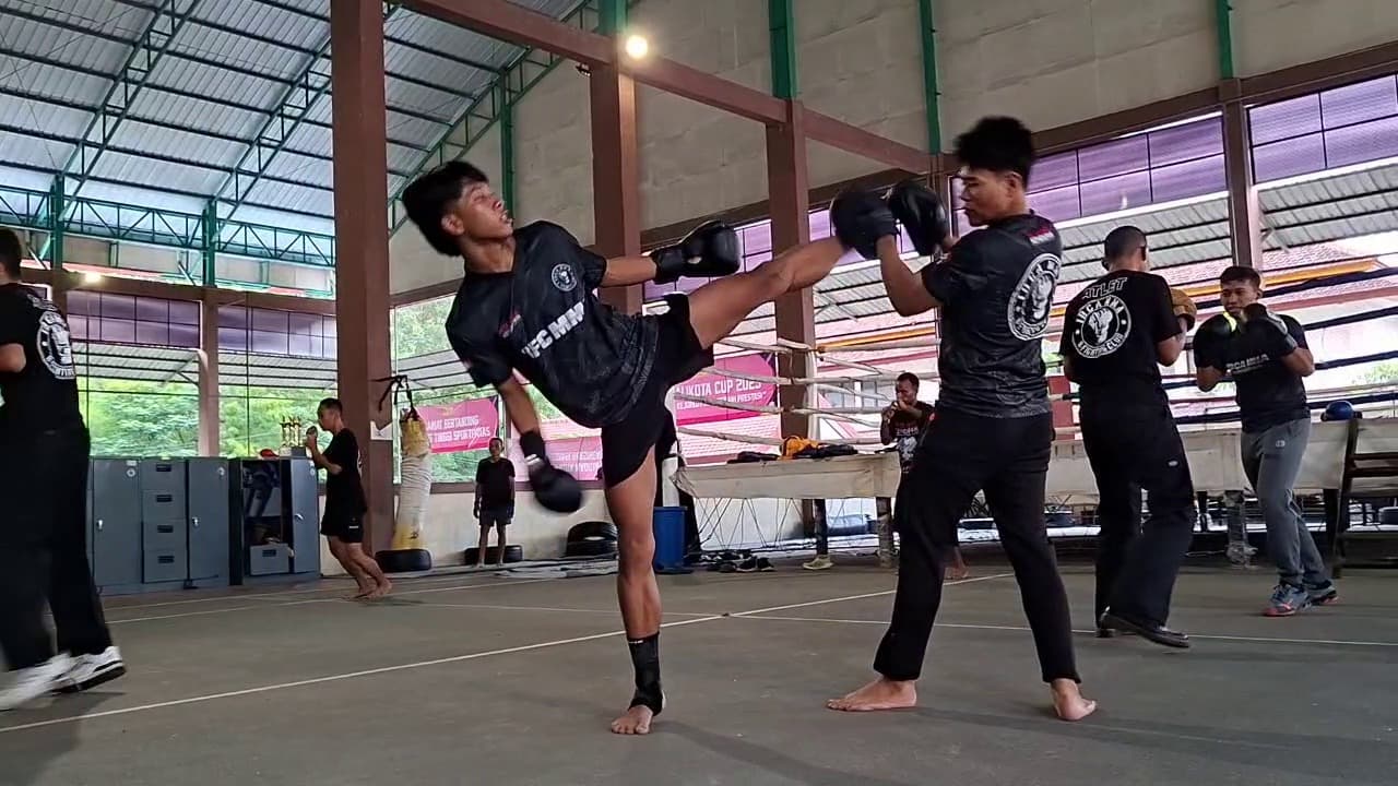 Ngabuburit Sambil Jaga Kebugaran, Puluhan Atlet MMA Kota Madiun Latihan Bersama