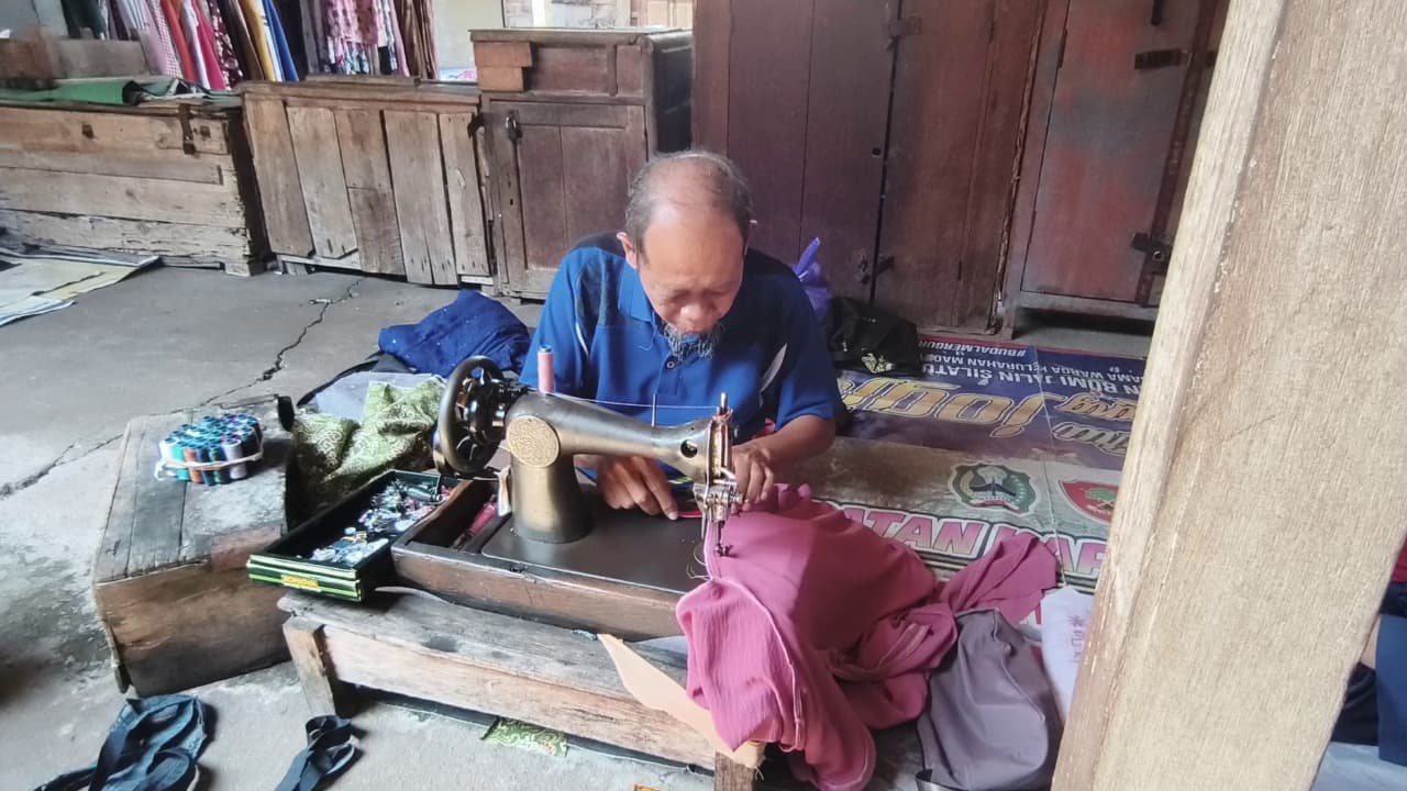 Jelang Lebaran, Mesin Jahit Tiga Generasi Tetap Hidupi Penjahit Pasar Magetan