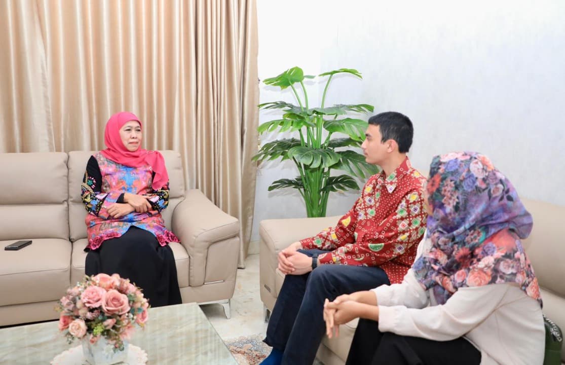 Gubernur Khofifah Antar Pulang Dua Mahasiswa Asal Jatim ke Rumahnya
