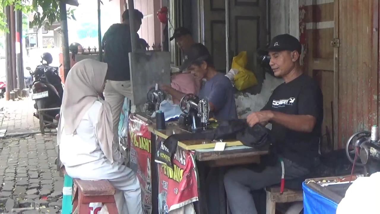 Jelang Lebaran, Penjahit Kaki Lima di Tulungagung Kebanjiran Order Permak