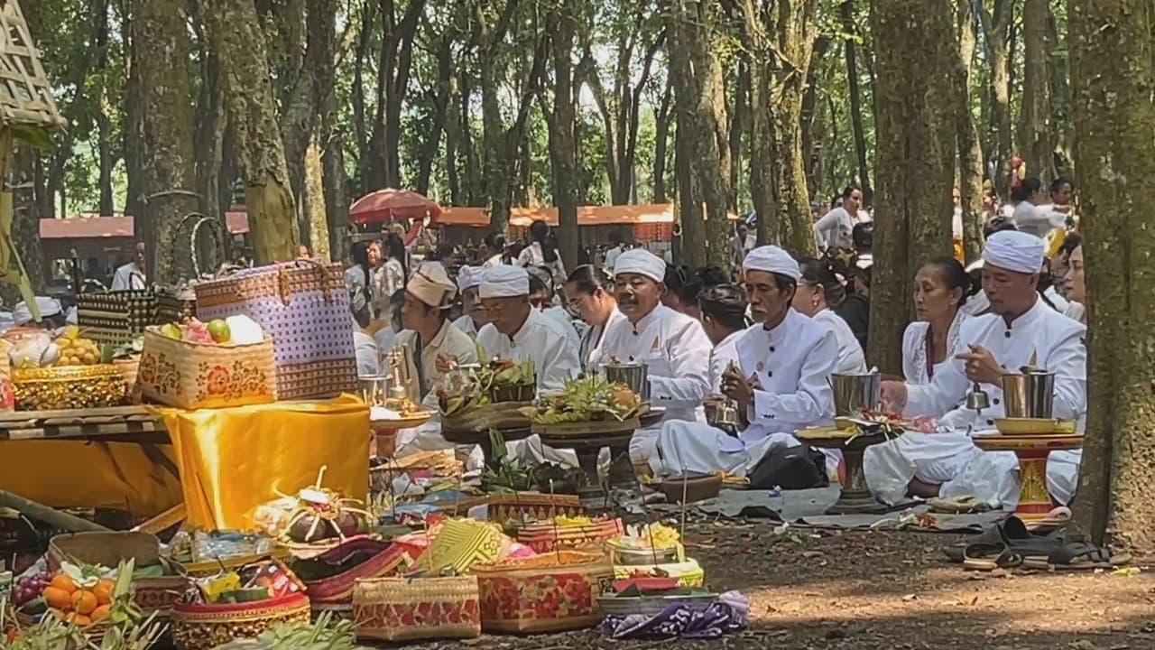 Ribuan Umat Hindu Rayakan Melasti di Pantai Watu Pecak