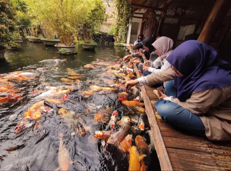 Buka Puasa di Atas Kolam Koi, Sensasi Kuliner Hidden Gem di Kota Batu