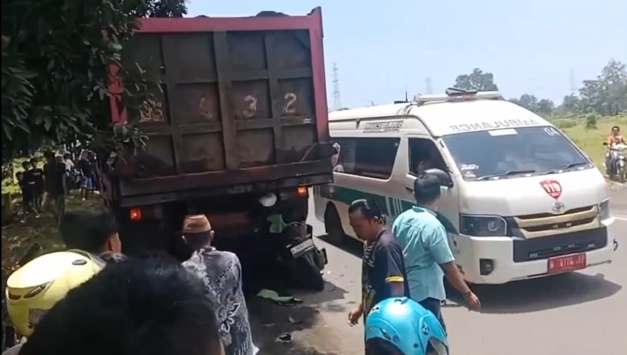 Dosen Tewas Tabrak Dump Truk Parkir di Jalan Bromo Pasuruan