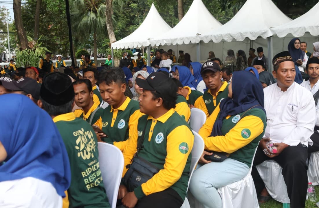 Libur Lebaran, Petugas DLHKP Kota Kediri Tetap Bekerja Demi Jaga Kebersihan Kota