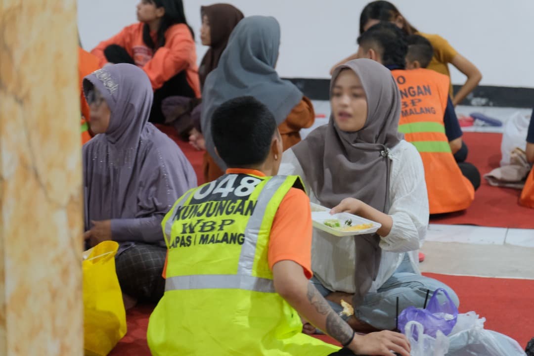 hangatnya ramadan di balik jeruji besi: 350 Warga Binaan Lapas Malang Buka Puasa Sambil Melepas Rindu dengan Keluarga