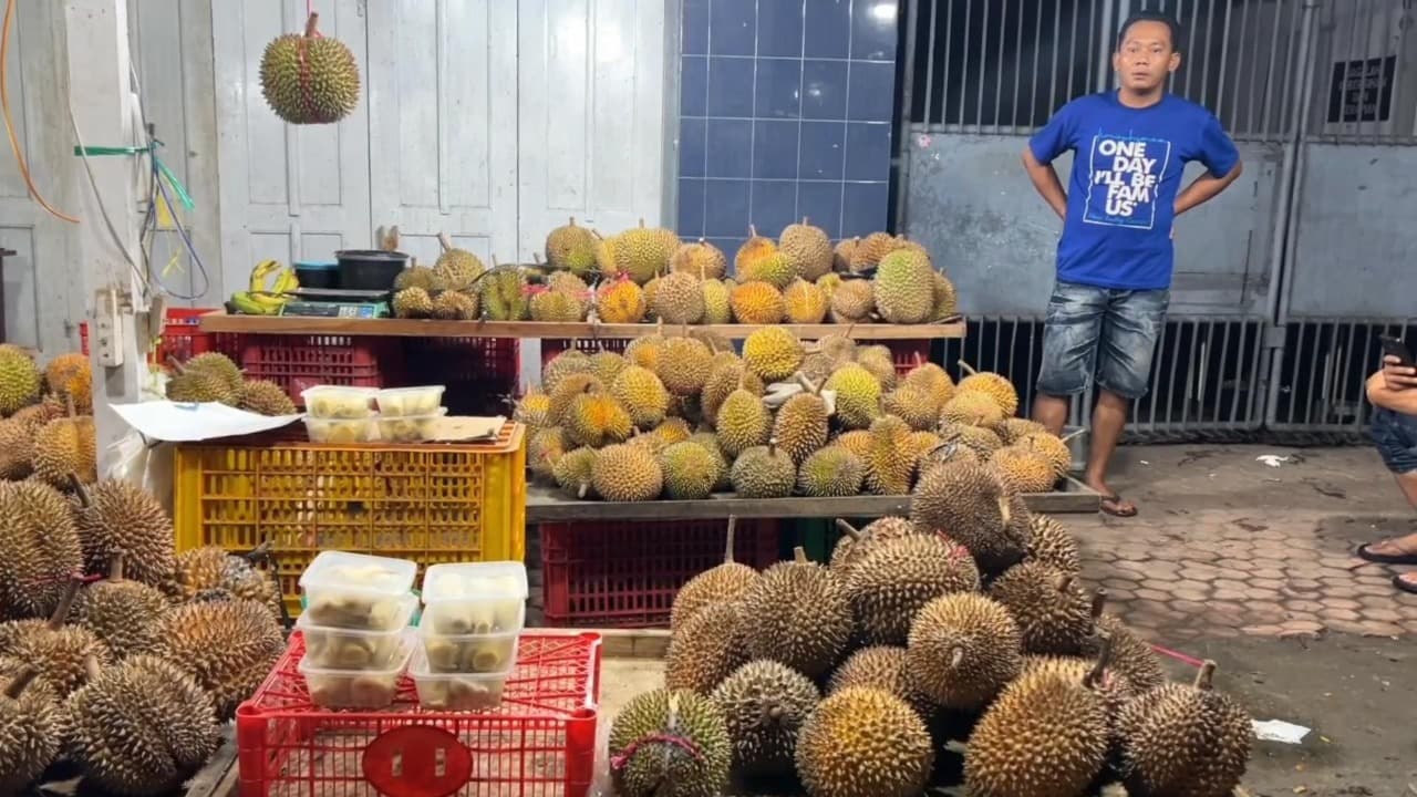 Penjual Durian di Trenggalek Raup Untung Saat Ramadan