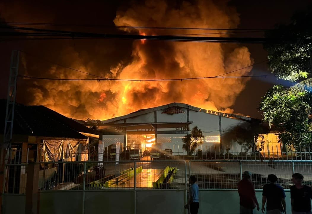 Pabrik Cat di Wringinanom Gresik Terbakar, Warga Terpaksa Diungsikan