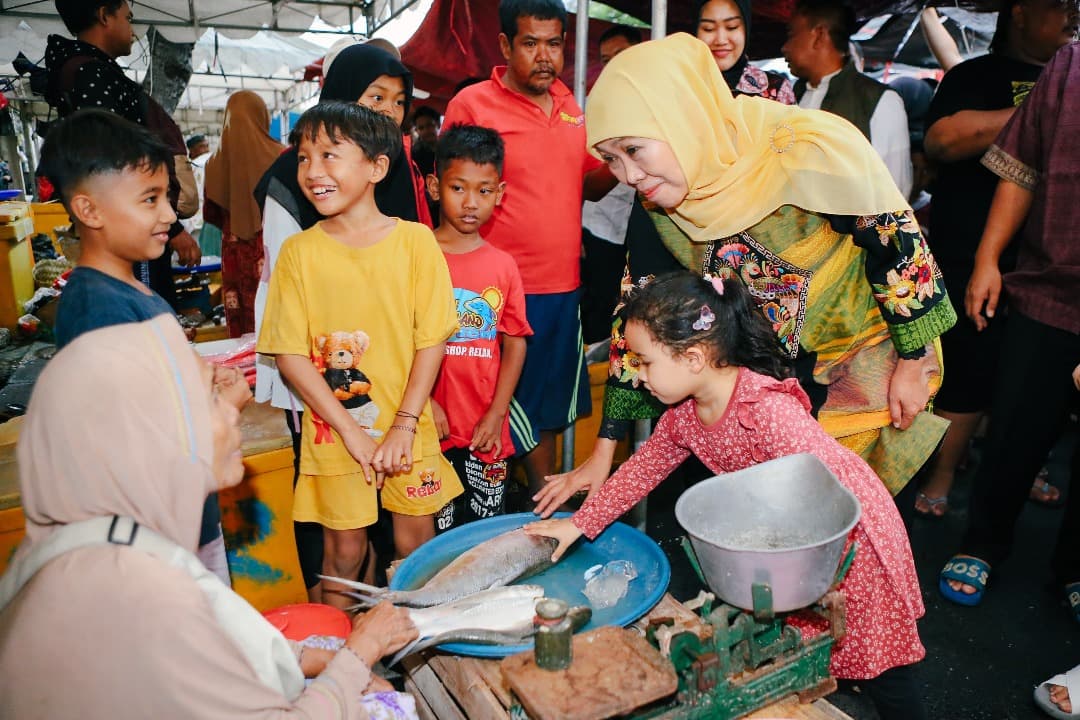 Gubernur Khofifah Kenalkan Tradisi Pasar Bandeng Gresik ke Cucu Aisyah