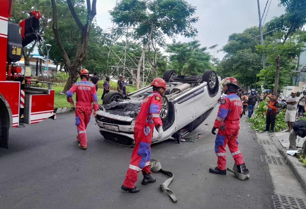 Sopir Mengantuk, Innova Zenic Tabrak Mobil dan Motor hingga Terbalik di Jalan Dharmahusada