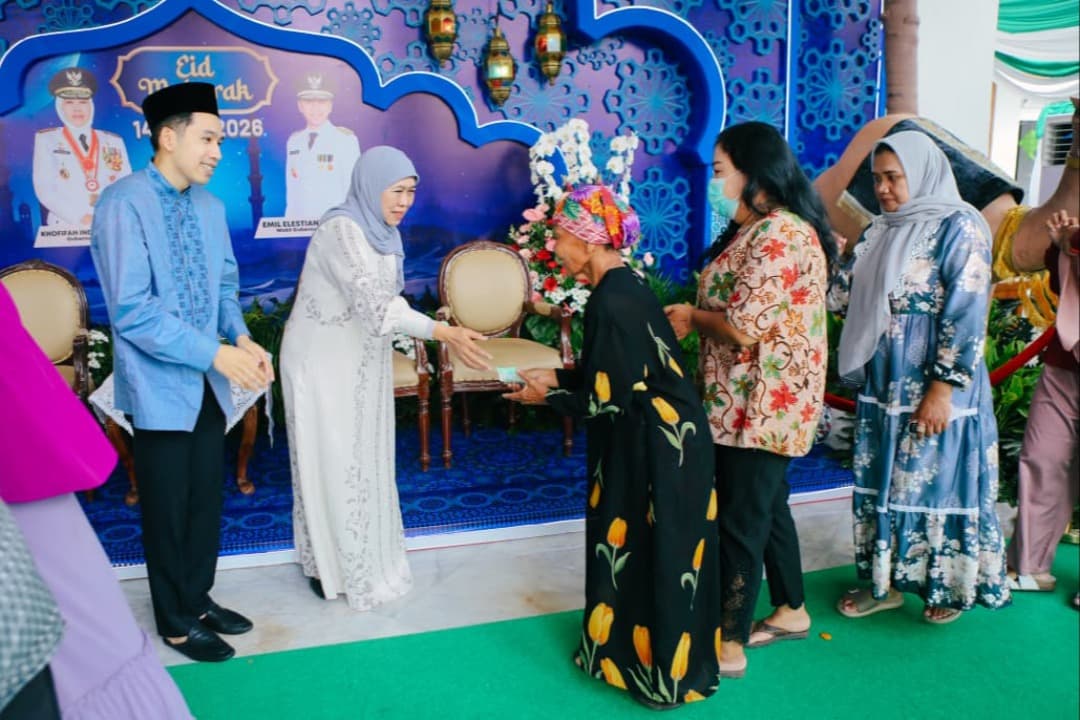 Ribuan Masyarakat Hadiri Open House Gubernur Khofifah di Gedung Negara Grahadi