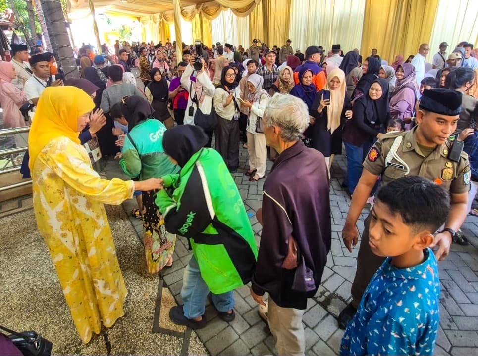 Ribuan Warga Antusias Hadiri Tradisi Riyayan di Kediaman Gubernur Khofifah