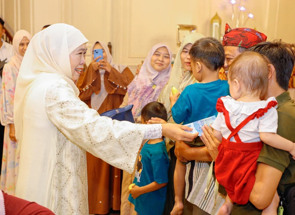 Antusiasme Warga Tak Surut di Hari Kedua Riyayan di Rumah Gubernur Khofifah
