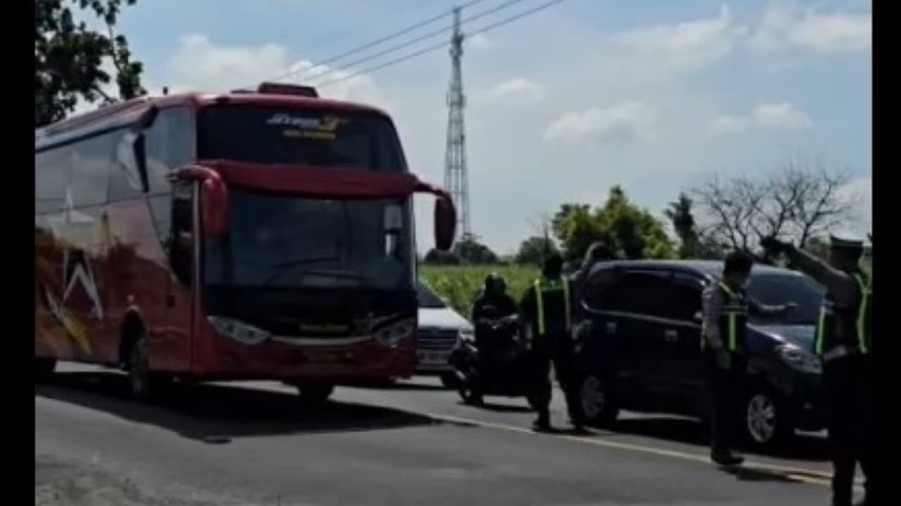Tak Sabar Antre, Sopir Bus Ngeblong Ditilang Polisi