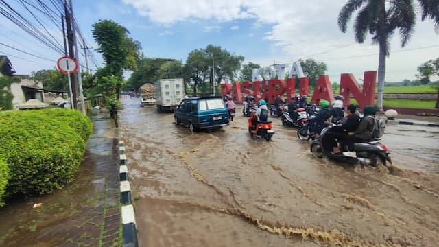 Banjir di Pasuruan Rendam Jalur Pantura, Hambat Kendaraan Pemudik