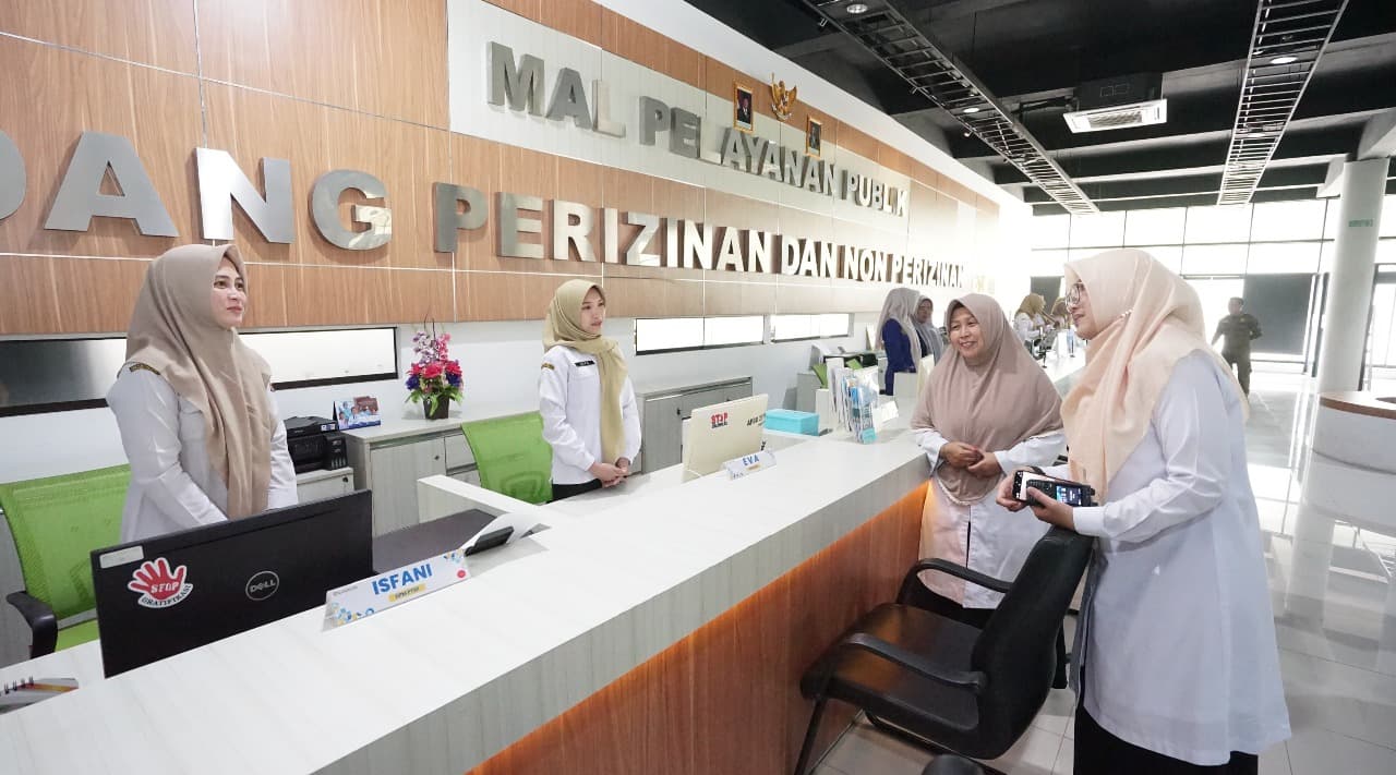 Pastikan Pelayanan Normal Meski WFA, Bupati Ipuk Sidak Layanan Publik