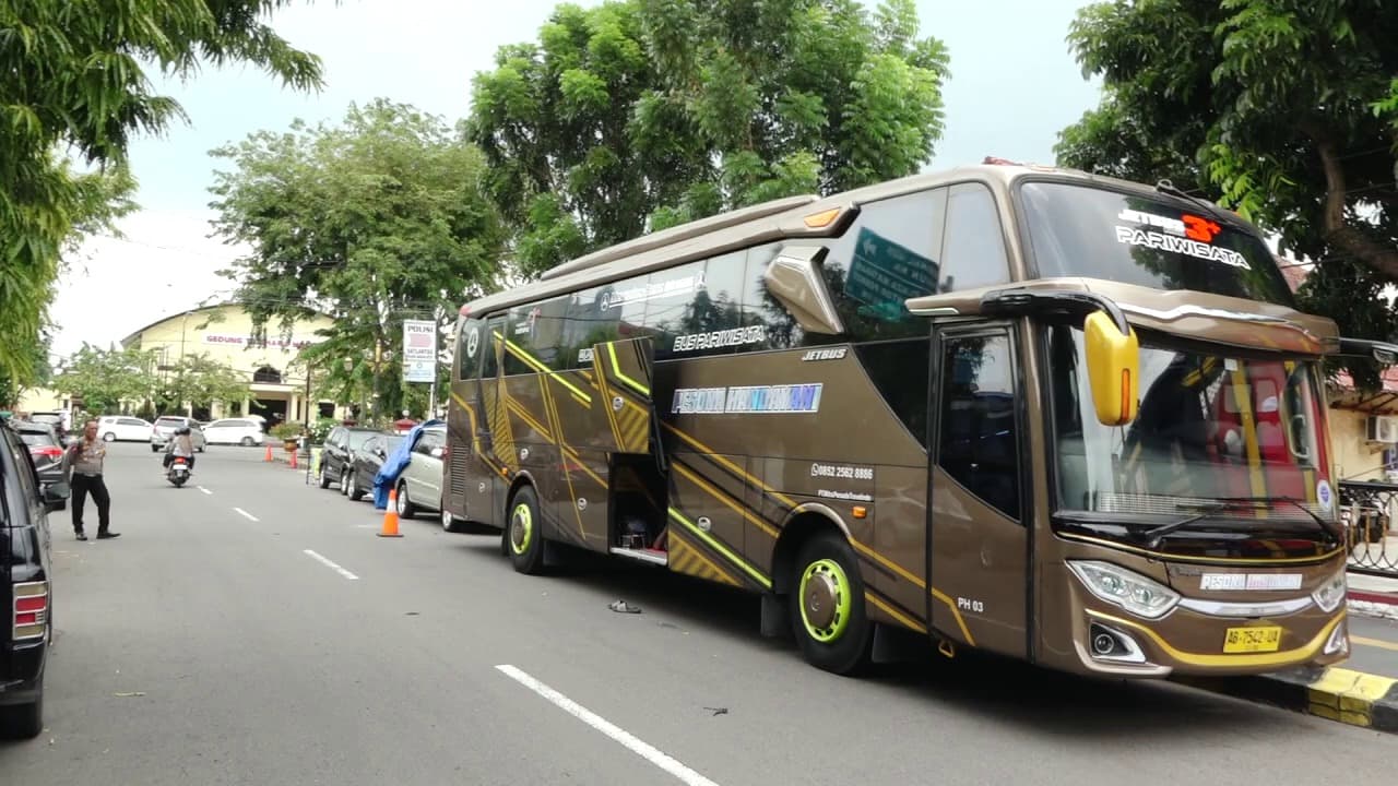 Kaki Polisi Terlindas Bus Saat Penindakan Pelanggaran Jalur di Madiun