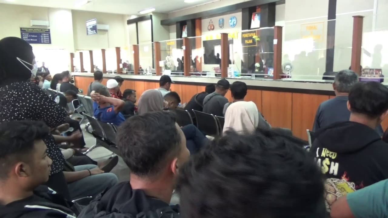 Pasca Libur Lebaran, Kantor Samsat Ngawi Diserbu Wajib Pajak