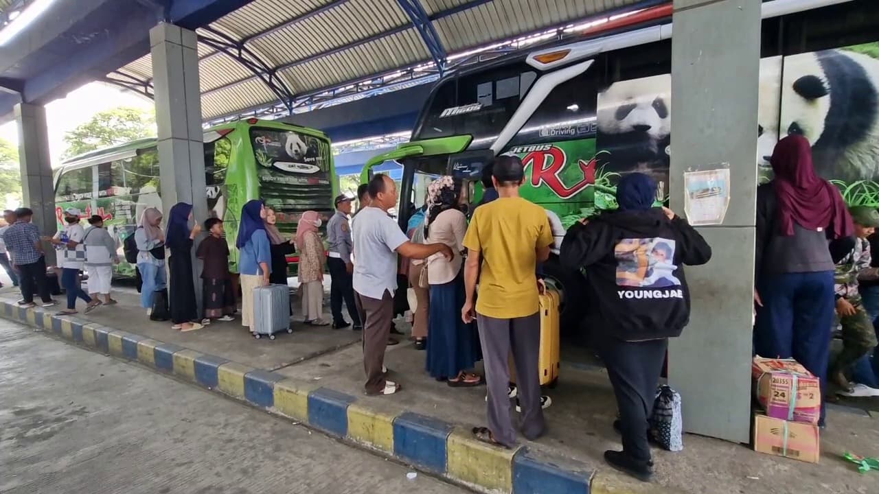 Arus Balik Membludak, Ribuan Penumpang Padati Terminal Seloaji Ponorogo