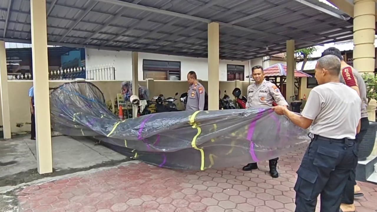 Warga Temukan Balon Udara 8 Meter Jatuh di Kebun Singkong, Polisi Langsung Amankan
