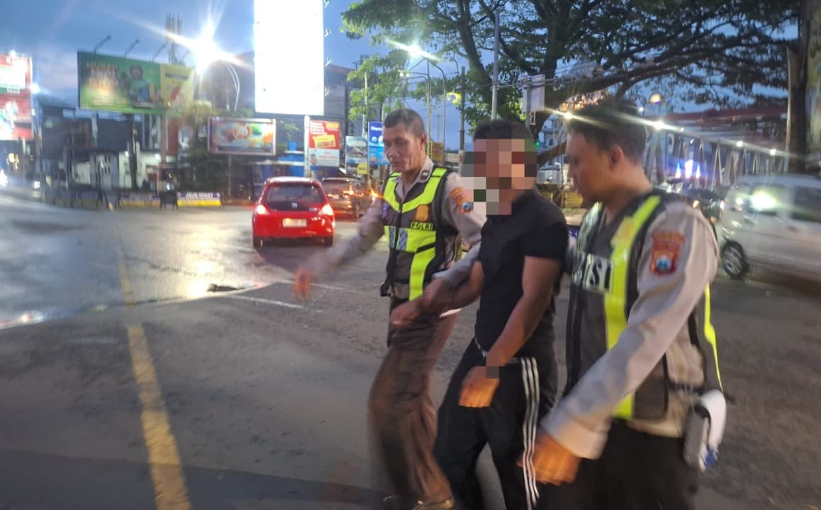 "Masih Ada yang Peduli," Polisi dan Warga Bahu-Membahu Selamatkan Pemuda yang Hendak Lompat dari Jembatan suhat